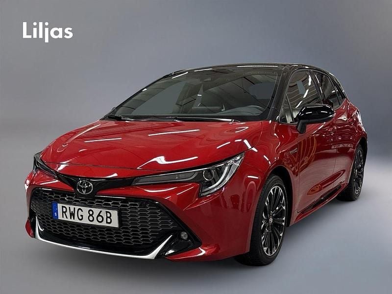 Röd Begagnad 2021 Toyota Corolla Hybrid Sport Halvkombi | 259 000 kr (Lite dyr) - Bild 1/4