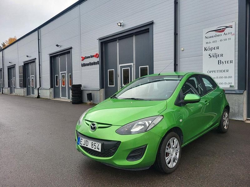 Grön Begagnad 2011 Mazda 2 Halvkombi | 39 700 kr (Marknadspris) - Bild 1/4