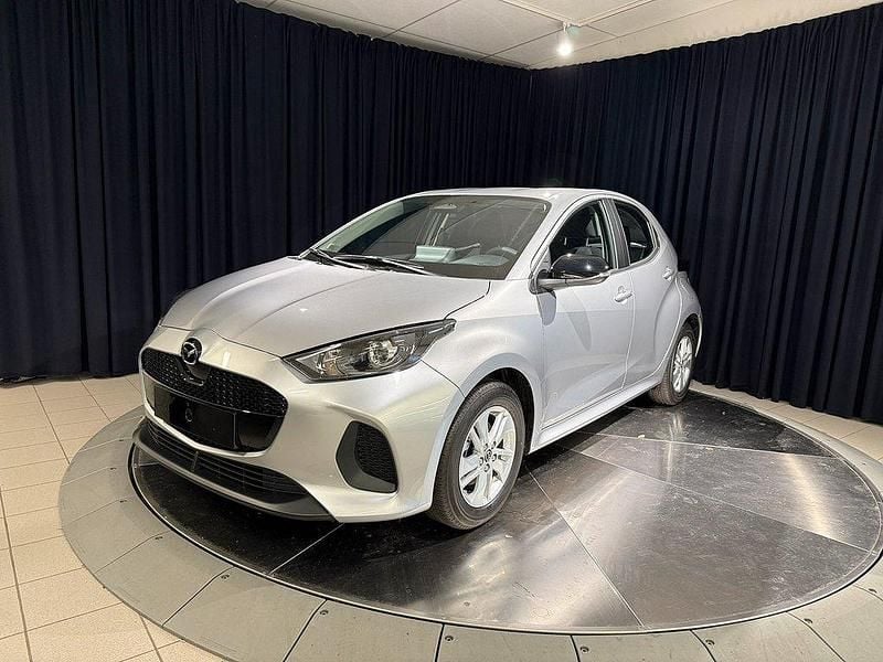 Grå metallic Ny 2025 Mazda 2 Center-Line Halvkombi | 253 400 kr (Marknadspris) - Bild 1/4