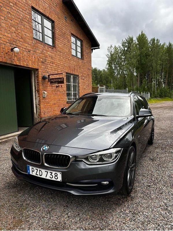 Grå Begagnad 2016 BMW 320 Sport Line Kombi | 165 000 kr (Bra pris) - Bild 1/4