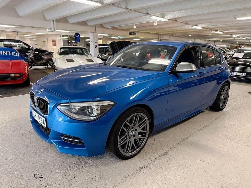 Blå (estorilblå metallic) Begagnad 2014 BMW M135 M Sport Halvkombi | 229 900 kr (Marknadspris) - Bild 1/4