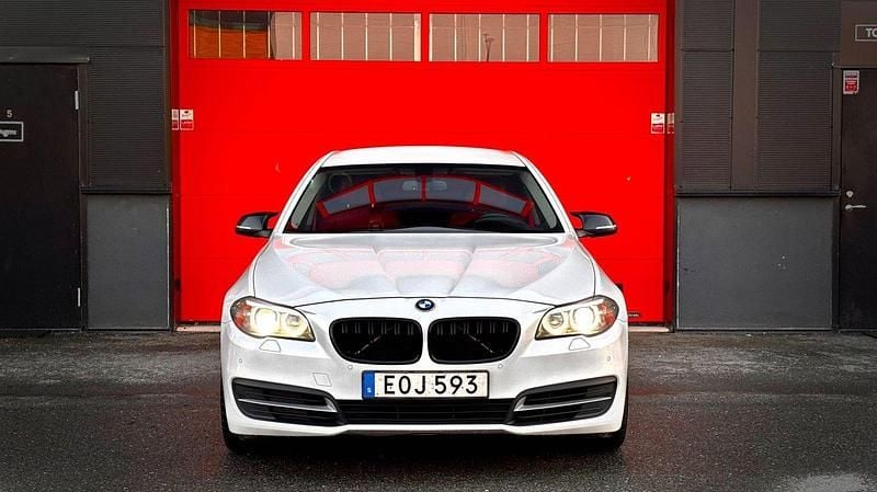 Vit Begagnad 2015 BMW 520 Sedan | 179 900 kr (Marknadspris) - Bild 1/4