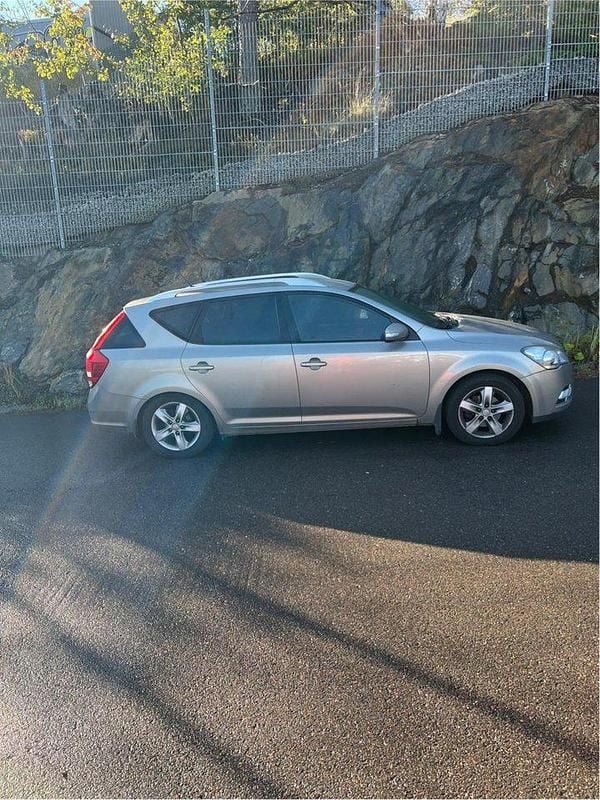 Silver Begagnad 2010 Kia Ceed Sportswagon 4 Kombi | 30 000 kr (Bra pris) - Bild 1/3