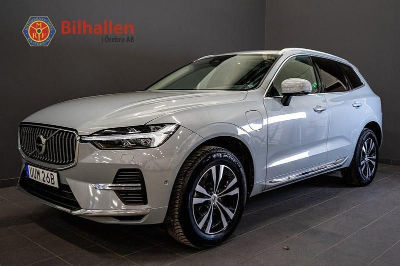 Grå Begagnad 2024 Volvo XC60 Core SUV | 449 900 kr (Marknadspris) - Bild 1/4