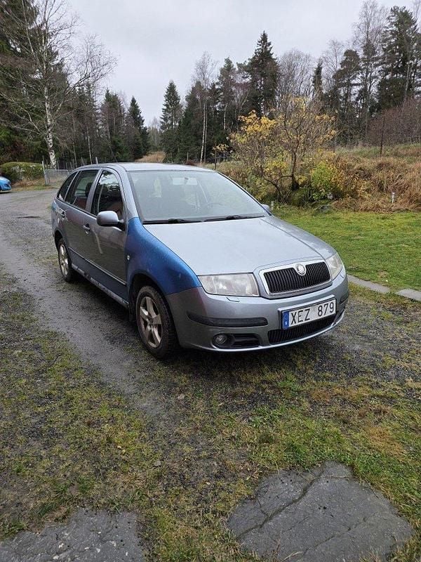 Grå Begagnad 2006 Skoda Fabia Kombi | 8 000 kr (Bra pris) - Bild 1/4