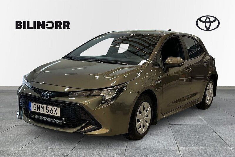 Grön Begagnad 2020 Toyota Corolla Hybrid Life Halvkombi | 219 900 kr (Marknadspris) - Bild 1/4
