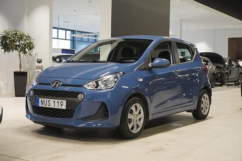 Lblå Begagnad 2018 Hyundai i10 Halvkombi | 89 800 kr (Marknadspris) - Bild 1/4
