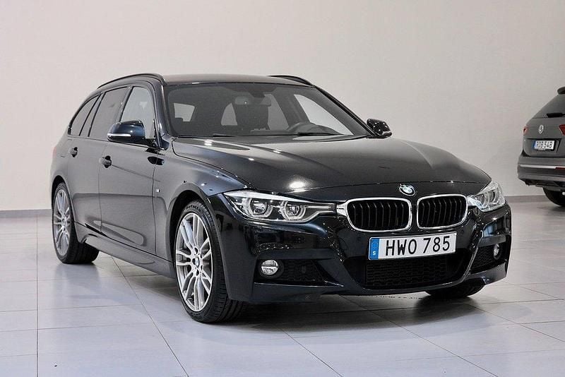 Svart (svart metallic ) Begagnad 2015 BMW 330 M Sport Kombi | 269 900 kr (Lite dyr) - Bild 1/4