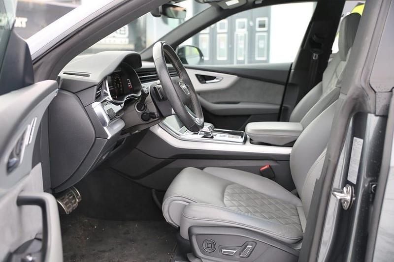 Begagnad Audi Q8 S-Line 286 HK (210 kW) 2022 Daytonagrå pärleffekt SUV