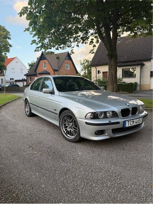 Grå Begagnad 2002 BMW 525 M Sport Sedan | 75 000 kr (Dyr) - Bild 1/4