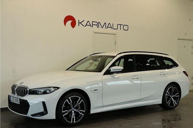 Vit Begagnad 2023 BMW 330 M Sport Kombi | 408 900 kr - Bild 1/4