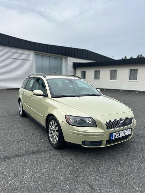 Ljusgrön (grön) Begagnad 2005 Volvo V50 Momentum Kombi | 29 999 kr (Dyr) - Bild 1/4