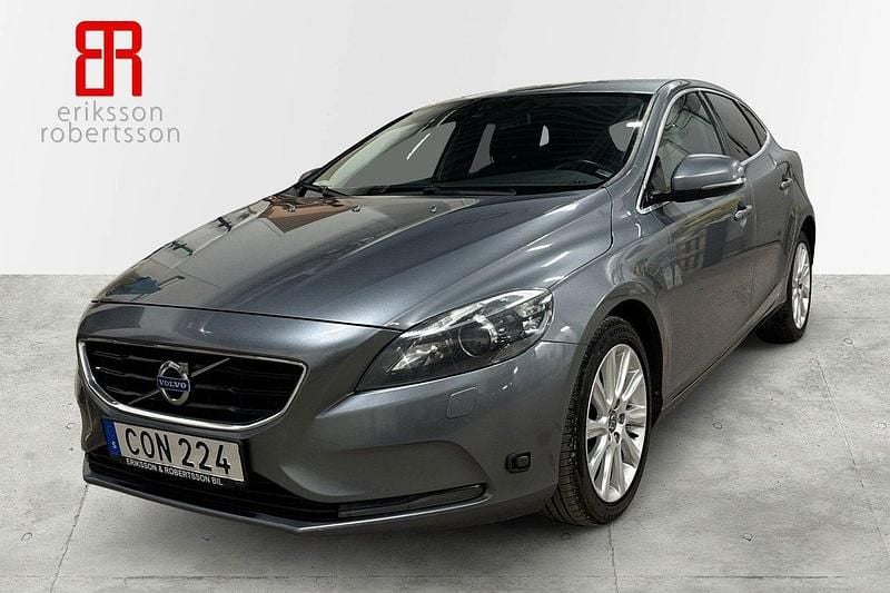 Grå Begagnad 2015 Volvo V40 Momentum Kombi | 129 900 kr (Marknadspris) - Bild 1/4