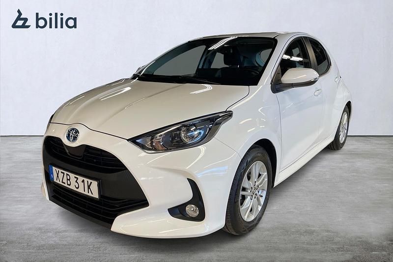 Begagnad Toyota Yaris Hybrid Active 92 HK (67 kW) 2023 Vit Halvkombi