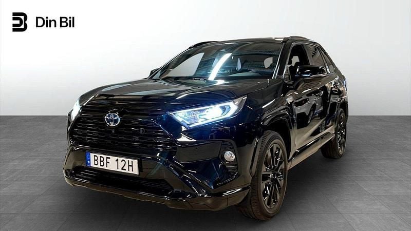 Svart Begagnad 2021 Toyota RAV4 Hybrid SUV | 369 900 kr (Marknadspris) - Bild 1/4