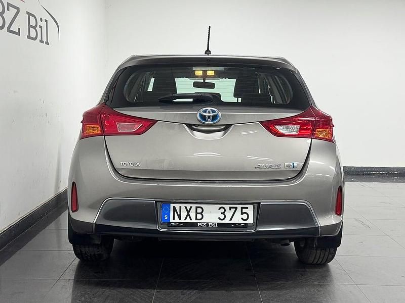 Begagnad Toyota Auris Hybrid Active 136 HK (100 kW) 2013 Brun Halvkombi
