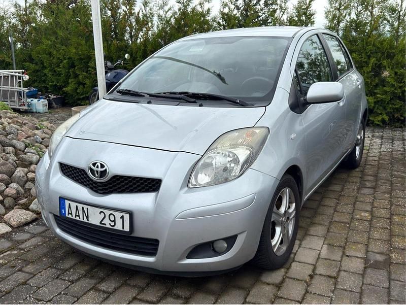 Silver Begagnad 2010 Toyota Yaris Halvkombi | 35 000 kr (Marknadspris) - Bild 1/4
