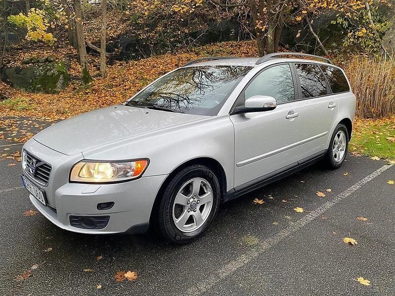 Ljusgrå Begagnad 2009 Volvo V50 Kinetic Kombi | 39 900 kr (Marknadspris) - Bild 1/4