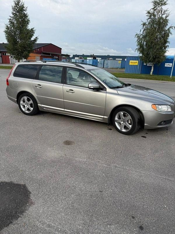 Brun Begagnad 2008 Volvo V70 Momentum Kombi | 49 000 kr (Marknadspris) - Bild 1/4