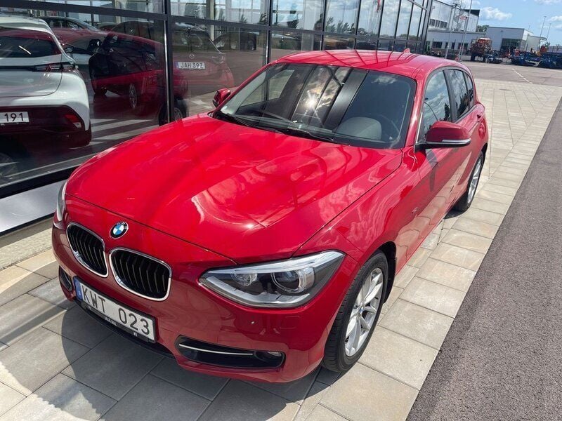 Röd Begagnad 2013 BMW 118 Sport Line Halvkombi | 123 900 kr (Lite dyr) - Bild 1/4