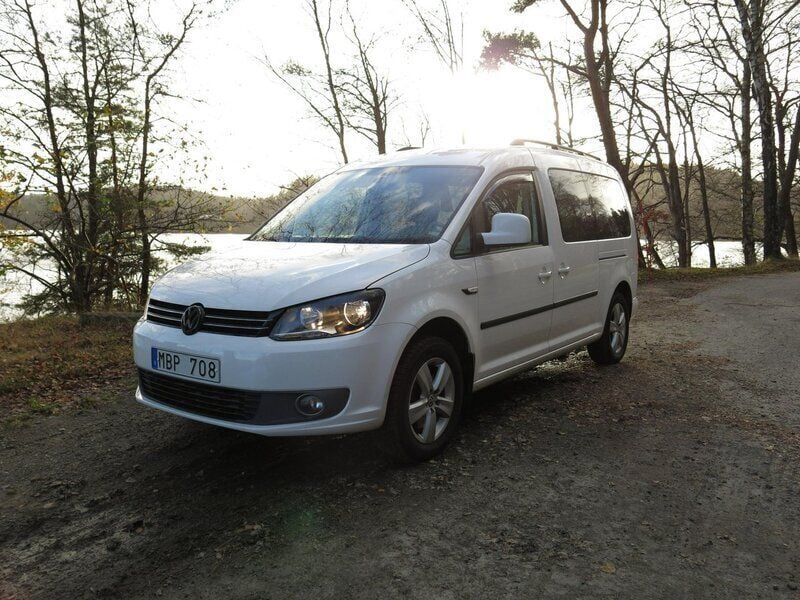 Vit Begagnad 2012 VW Caddy Maxi Life Life Minibuss | 100 000 kr (Marknadspris) - Bild 1/4