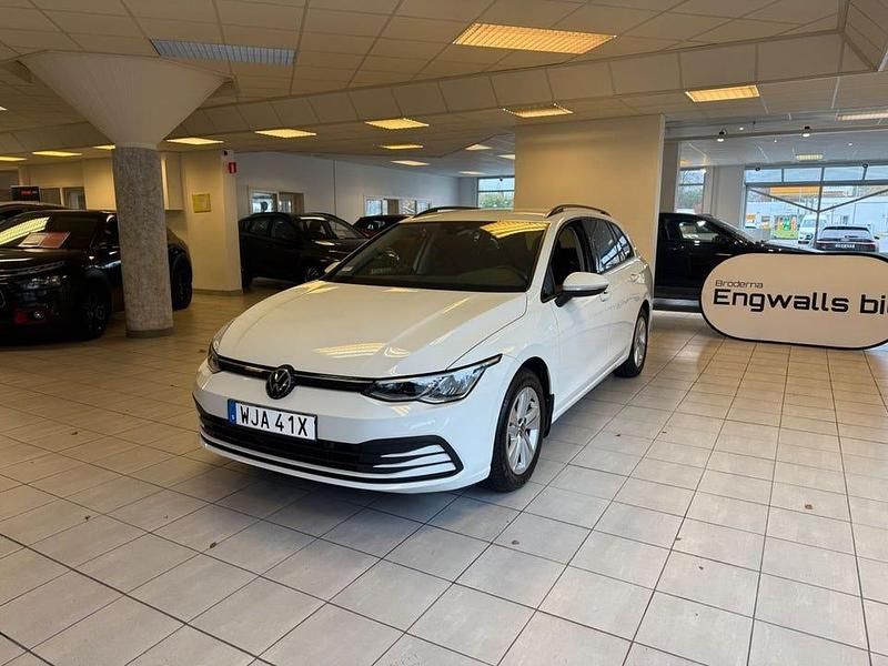 Vit Begagnad 2023 VW Golf VIII Kombi | 279 900 kr (Marknadspris) - Bild 1/4