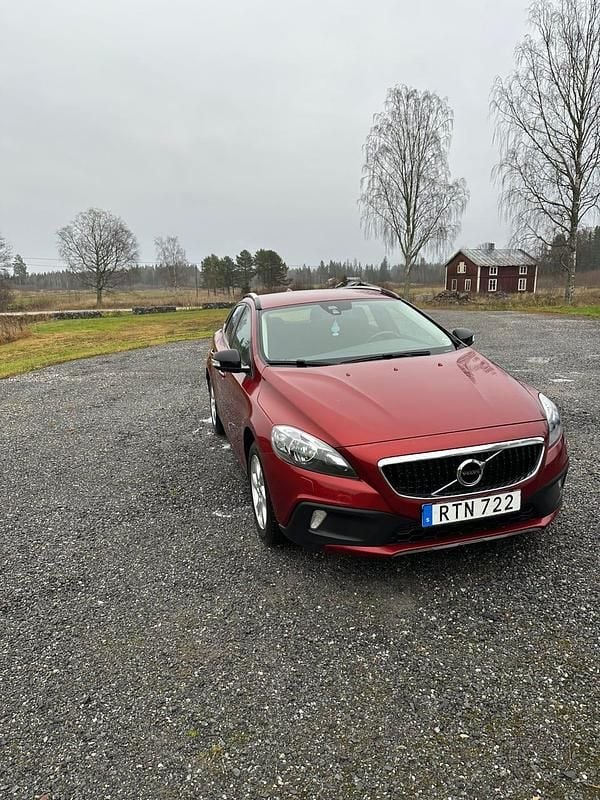 Begagnad 2018 Volvo V40 Halvkombi | 140 000 kr (Bra pris) - Bild 1/4