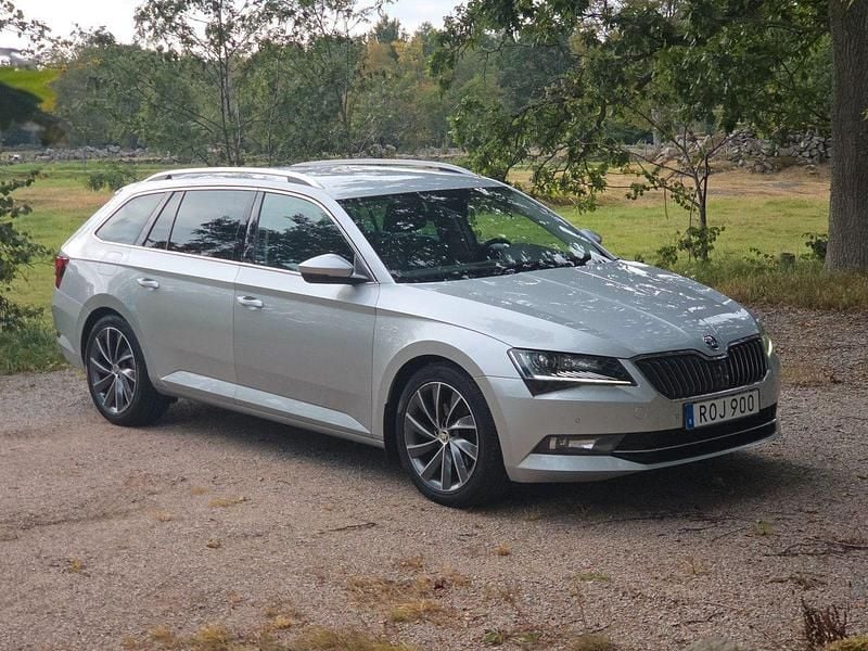 Silver Begagnad 2018 Skoda Superb LAURIN & KLEMENT Kombi | 159 800 kr (Marknadspris) - Bild 1/4