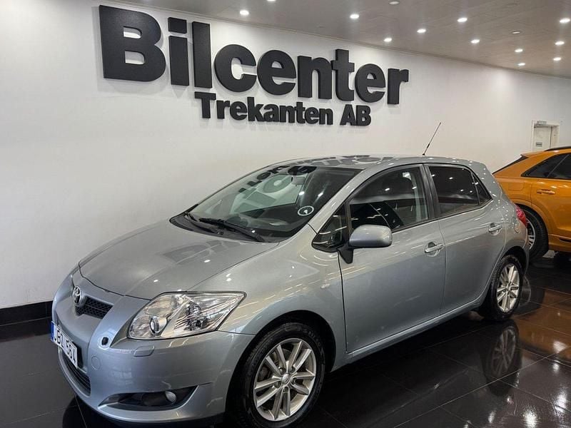 Grå Begagnad 2008 Toyota Auris Halvkombi | 69 900 kr (Lite dyr) - Bild 1/4