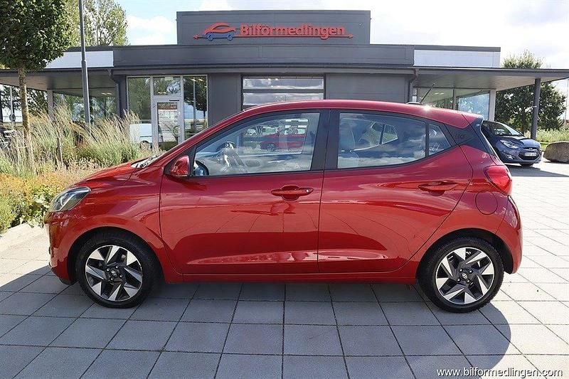 Röd samma som bilen Begagnad 2023 Hyundai i10 Halvkombi | 149 900 kr (Bra pris) - Bild 1/4