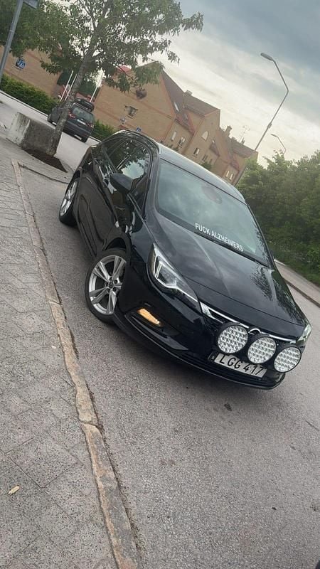 Begagnad Opel Astra 136 HK (100 kW) 2017 Svart Kombi