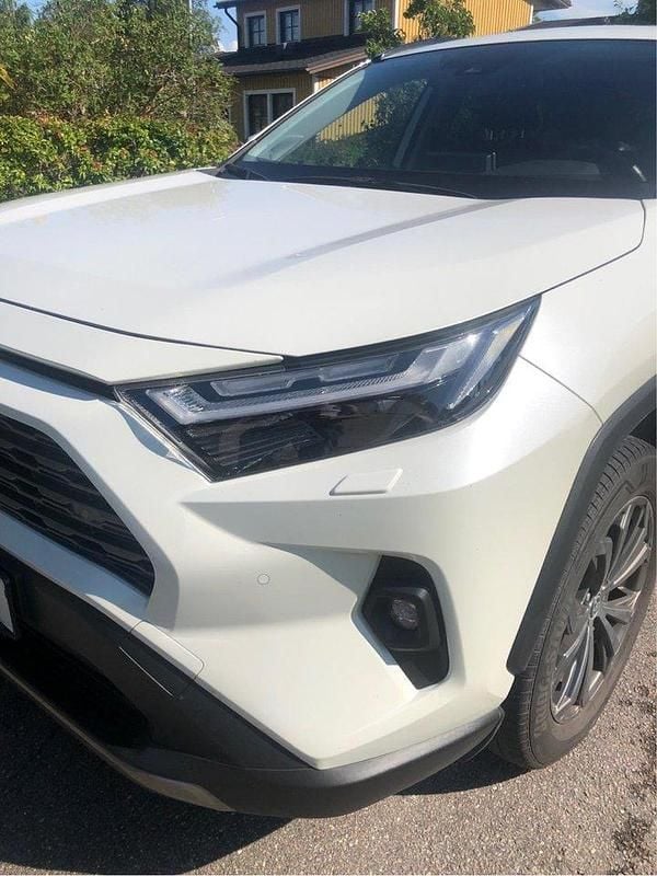 Vit Begagnad 2022 Toyota RAV4 Hybrid Executive SUV | 369 900 kr (Bra pris) - Bild 1/4