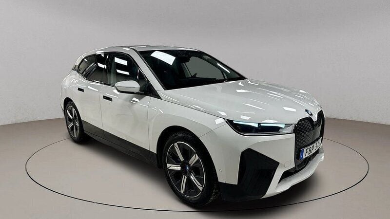 Vit Begagnad 2022 BMW iX Sport Line SUV | 499 000 kr (Marknadspris) - Bild 1/4