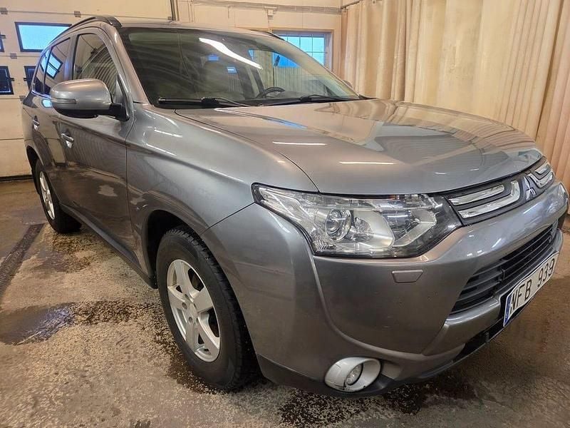 Grå Begagnad 2014 Mitsubishi Outlander SUV | 110 000 kr (Marknadspris) - Bild 1/4