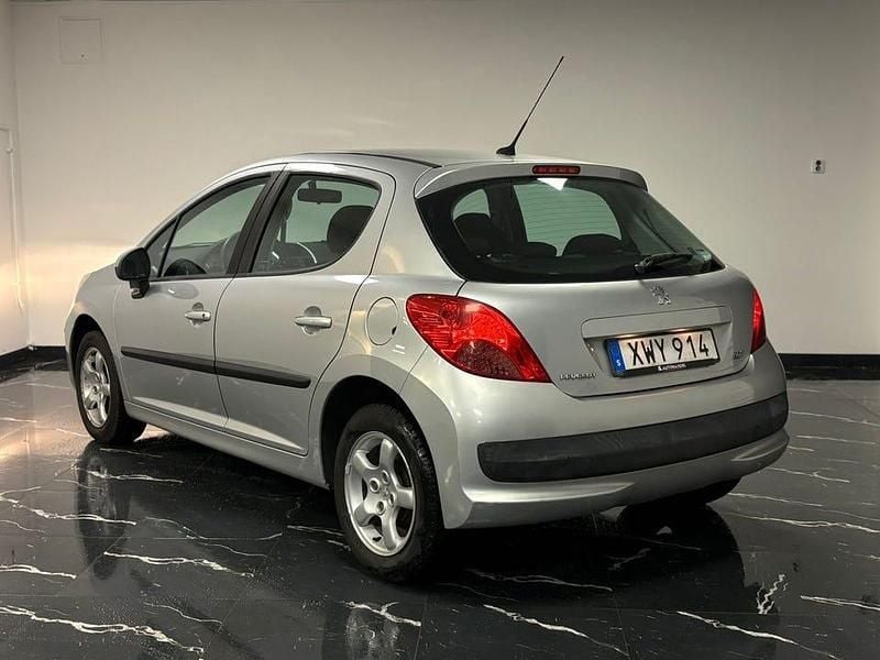 Begagnad Peugeot 207 88 HK (64 kW) 2006 Ljusgrå Halvkombi