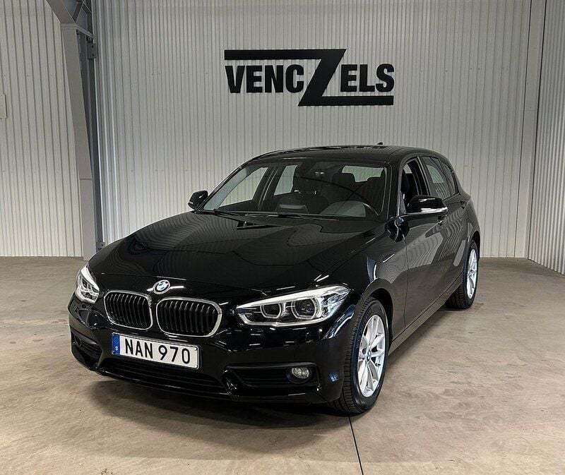 Svart Begagnad 2016 BMW 118 Advantage Halvkombi | 129 000 kr (Marknadspris) - Bild 1/4