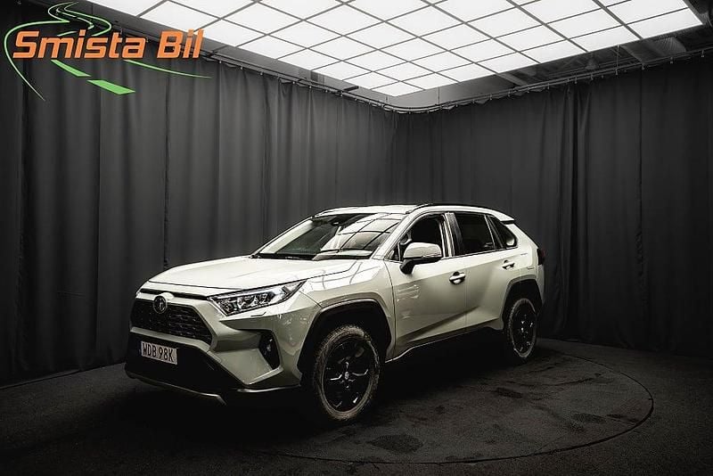 Grön Begagnad 2022 Toyota RAV4 Hybrid SUV | 334 600 kr (Bra pris) - Bild 1/3