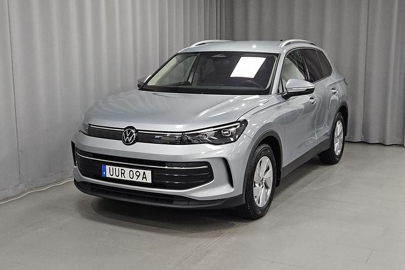 Silver Begagnad 2025 VW Tiguan SUV | 374 900 kr (Marknadspris) - Bild 1/4