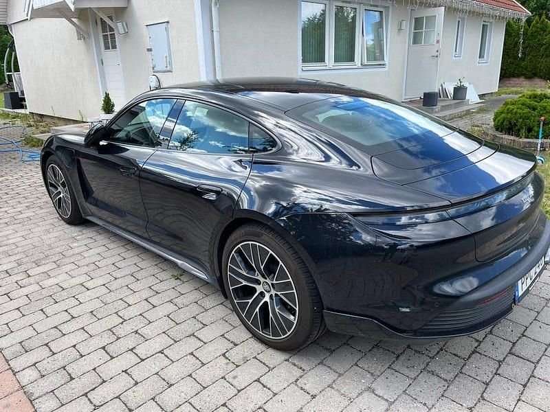 Begagnad Porsche Taycan 280 kW (381 HK) 2024 Jet black metallic
