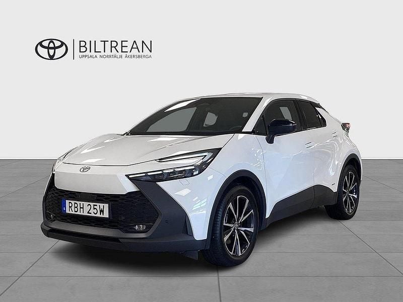 Vit Begagnad 2023 Toyota C-HR Style SUV | 399 000 kr (Marknadspris) - Bild 1/4