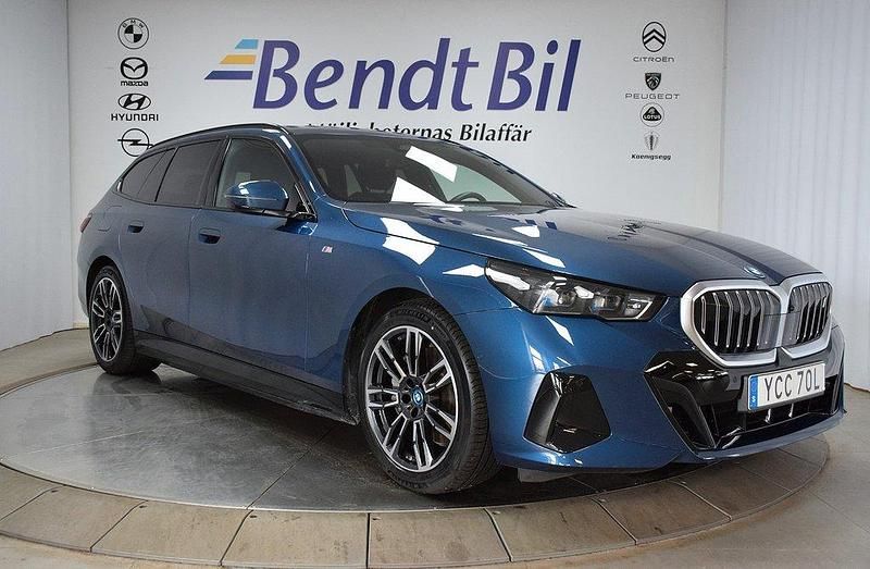 Blå Begagnad 2024 BMW i5 M Sport Sedan | 689 500 kr - Bild 1/3