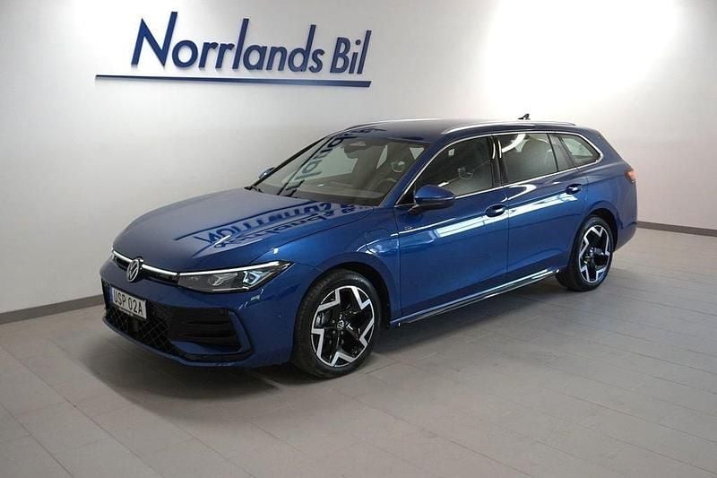 Blå (reef blue metallic) Begagnad 2024 VW Passat R-line Kombi | 499 900 kr - Bild 1/2