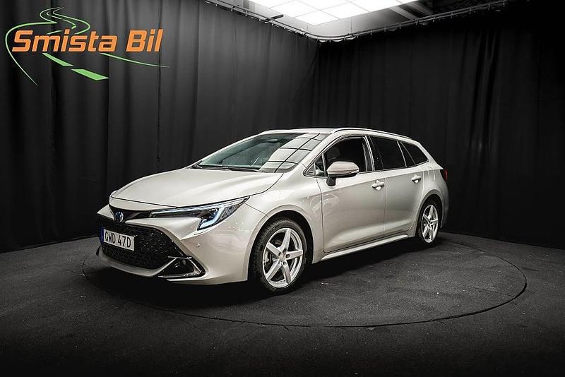 Silver Begagnad 2024 Toyota Corolla Style Kombi | 314 900 kr (Marknadspris) - Bild 1/4