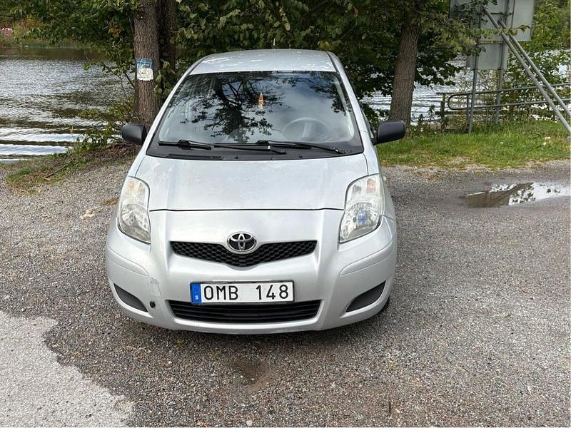 Silver Begagnad 2009 Toyota Yaris Halvkombi | 45 000 kr (Marknadspris) - Bild 1/4