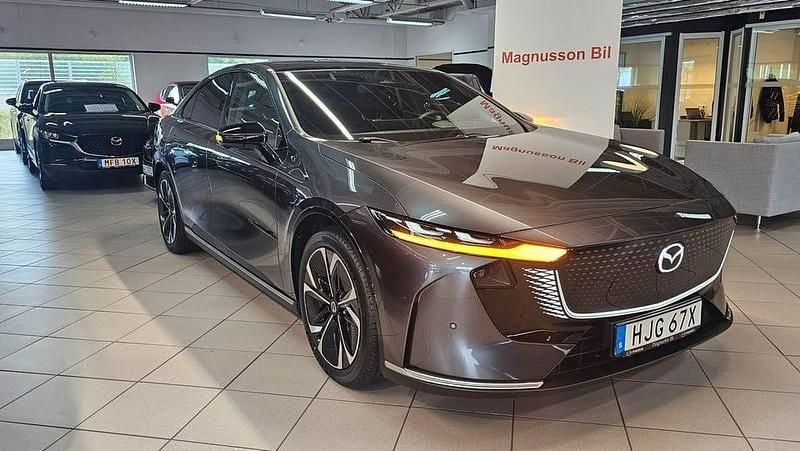 Grå (machine grey metallic ) Ny 2025 Mazda 6e Edition Sedan | 464 500 kr (Marknadspris) - Bild 1/3