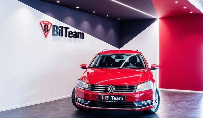 Röd Begagnad 2013 VW Passat Kombi | 89 900 kr (Lite dyr) - Bild 1/4