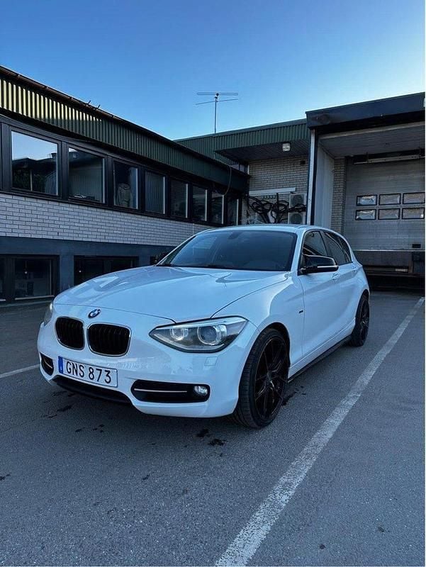 Vit Begagnad 2015 BMW 116 Sport Line Halvkombi | 105 000 kr (Marknadspris) - Bild 1/4