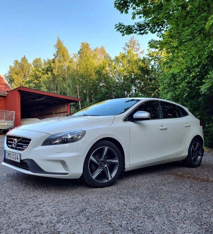 Vit Begagnad 2014 Volvo V40 R-Design Kombi | 84 000 kr (Marknadspris) - Bild 1/4