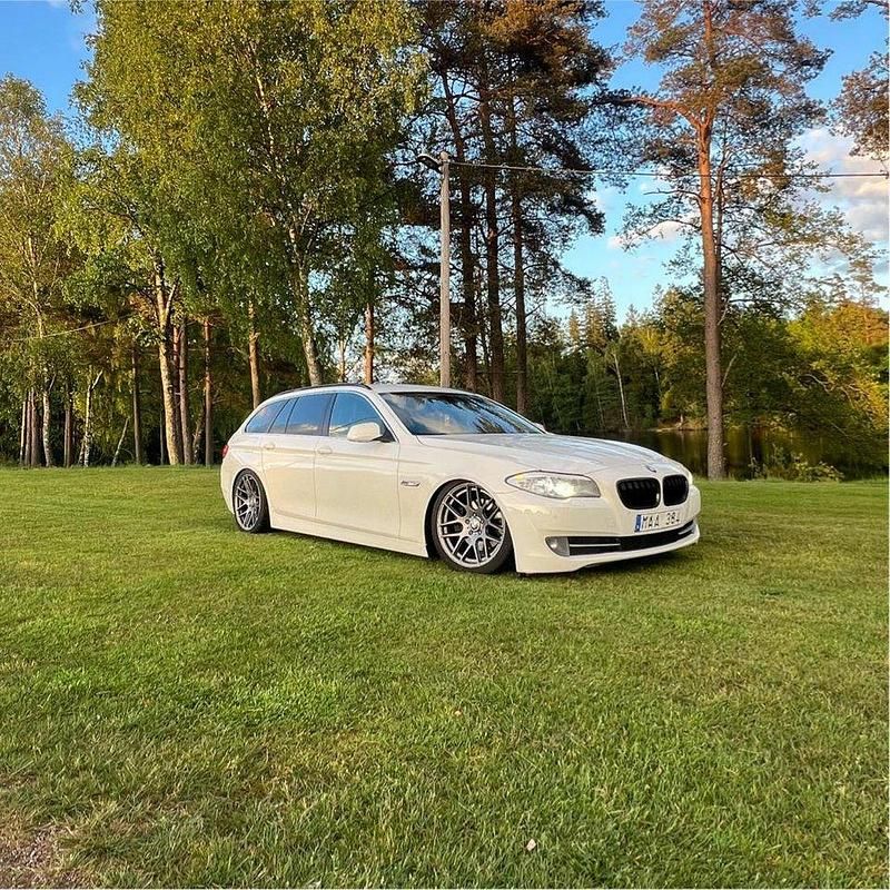 Vit Begagnad 2012 BMW 520 Kombi | 105 000 kr (Marknadspris) - Bild 1/4