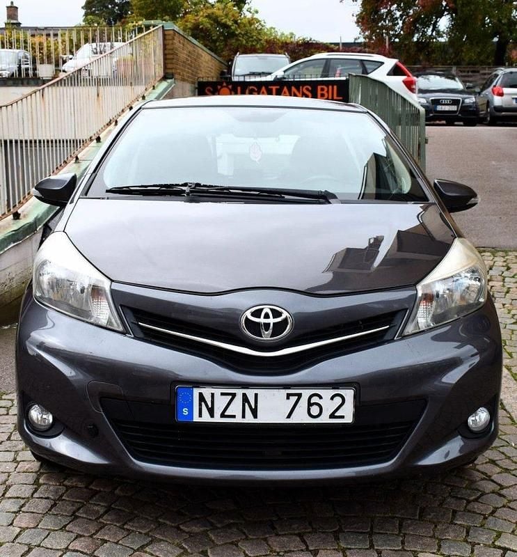Mörkgrå (grå) Begagnad 2014 Toyota Yaris Active Halvkombi | 55 800 kr (Bra pris) - Bild 1/4